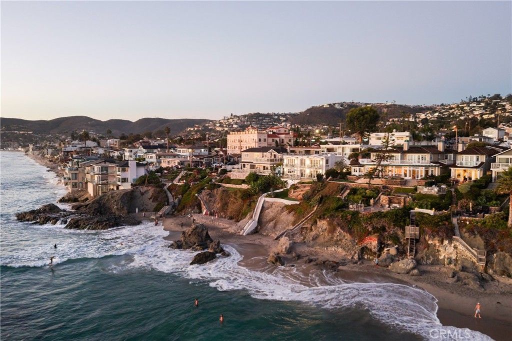 Photo of 1337 Gaviota Dr Dr, Laguna Beach, CA 92651 (MLS # OC25246405)