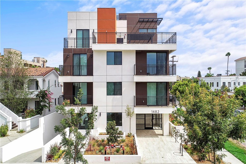 This building in located in the luxury community of Los Angeles in the heart of Pico/Robertson. This modern luxury apartment building has this residence with an open floor plan, brass finishes, in unit washer and dryers, stainless steel appliances, large windows that provide tons of natural sunlight and a large balcony. One parking spaces is offered in the secured, gated parking garage. Conveniently located in between La Cienega Blvd and S Robertson Blvd, close to the Santa Monica FWY, walking distance to trendy shops and restaurants. Please call or text us to schedule a tour.