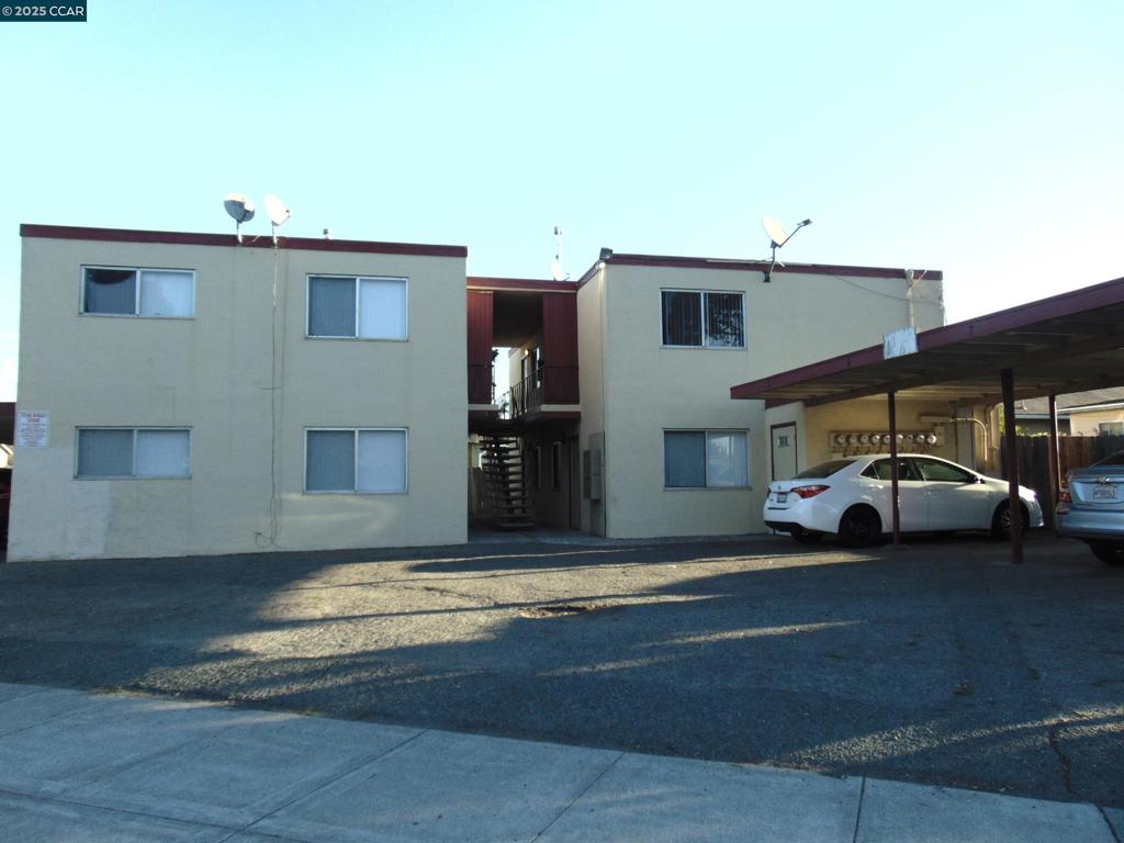 Lower Level one bedroom one bath unit, wall-to-wall carpet, living room, refrigerator, stove, one assigned parking stall, coin-operated laundry room on site, walking distance to transportation and shops, water and garbage paid, No Pets $ 1600 Rent / $ 1600 Deposit / $ 3200 Total Move-In Cost