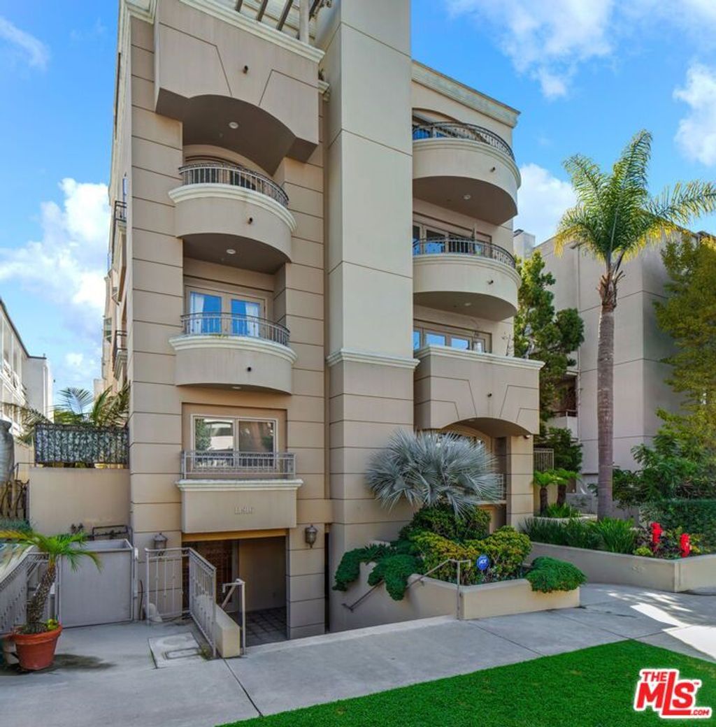 Photo of 11916 Gorham Avenue #302, Los Angeles, CA 90049 (MLS # 25623963)