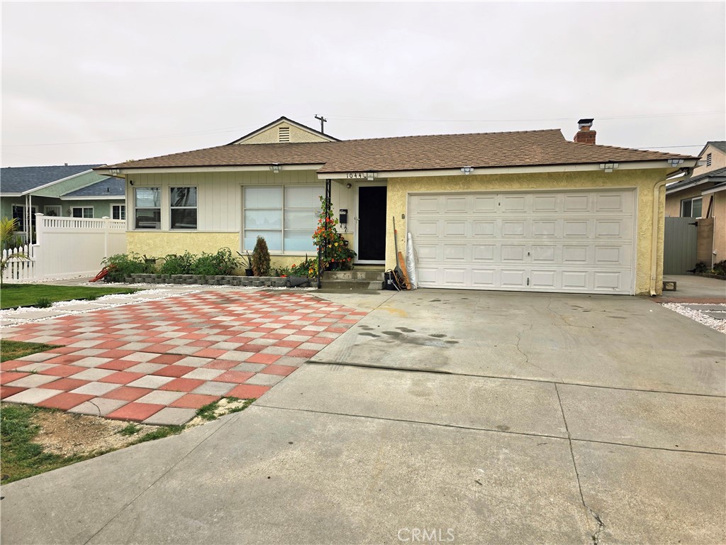 **Charming 3-Bed, 2-Bath Home with Great Curb Appeal!**
Step into this beautifully maintained **3-bedroom, 2-bathroom** home, where comfort meets convenience! With **great curb appeal**, this gem welcomes you with beautiful landscaping and an inviting entrance.
Located minutes from California Democracy school and Bellflower middle School, this property is perfect for anyone seeking a great neighborhood with easy access to education, parks, and shopping.
Inside, enjoy a spacious and well-lit living area, a kitchen with ample counter space, and cozy bedrooms. The backyard is ideal for outdoor gatherings or peaceful evenings.
Don’t miss this incredible opportunity—schedule a tour today!