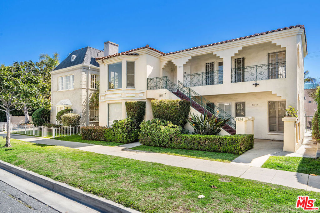 Great opportunity for owner occupied or investment. Each unit has 3 Bedrooms and 2 bathrooms, side of dinning room has den/ office . Living room has fire place, washer dryer hook up. Convenient location for bus stop, park, Beverly Hills high school and Century City.
