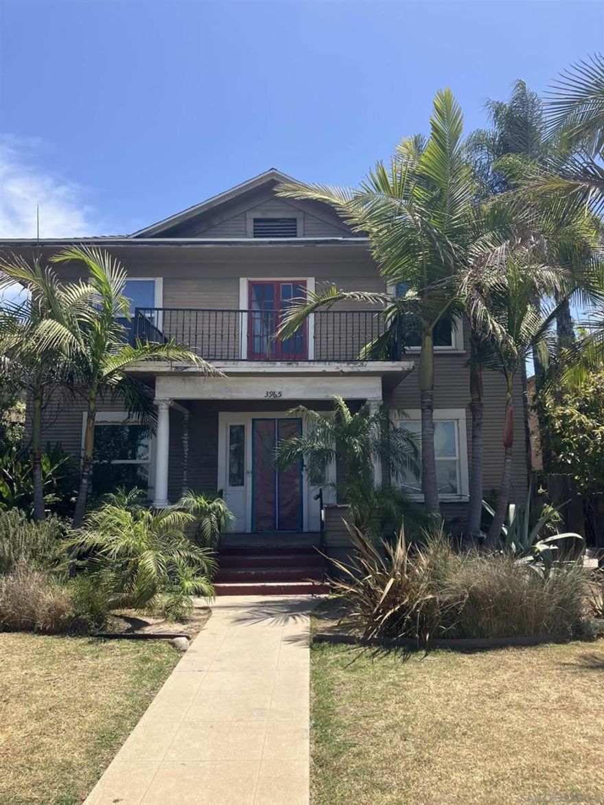 Remodeled old house in central hillcrest high ceilings.  Close to everything directly across from the DMV on Normal st.  Shared court yard.  Dogs allowed.  Walk to everything