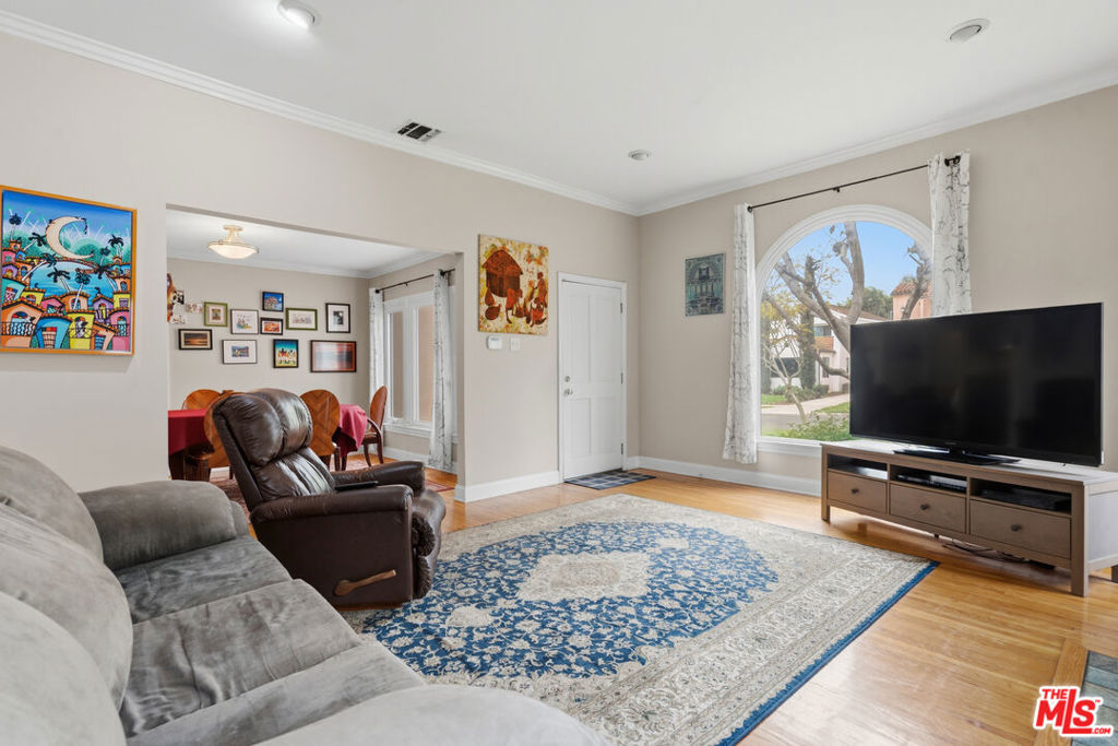 1612 S Genesee Avenue