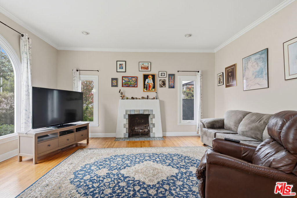 1612 S Genesee Avenue