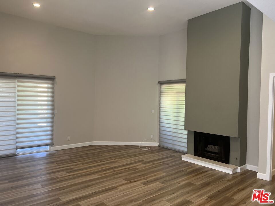 Well maintained 1 bedroom unit on the second floor with balconies. Spacious, bright unit with newer appliances. The asking price includes an additional $100 parking fee.