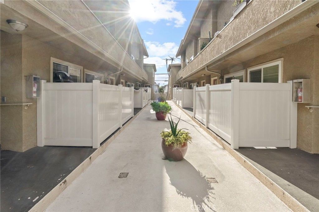Photo of 3651 Jasmine Avenue #209, Los Angeles, CA 90034 (MLS # GD26031958)