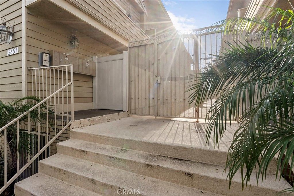 Photo of 3651 Jasmine Avenue #209, Los Angeles, CA 90034 (MLS # GD26031958)