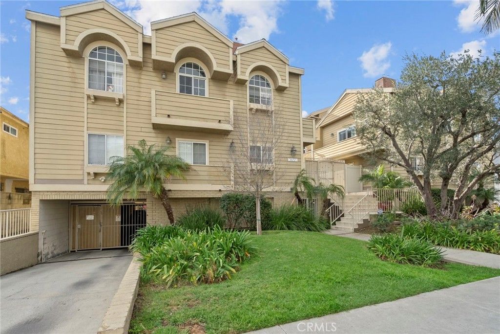 Photo of 3651 Jasmine Avenue #209, Los Angeles, CA 90034 (MLS # GD26031958)