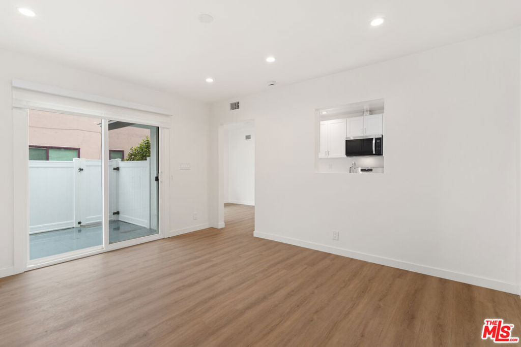Remodeled 3 bedroom / 2 Bathroom unit on the ground floor with a private laundry room. Very blight, a lot of natural lights with brand new appliances.