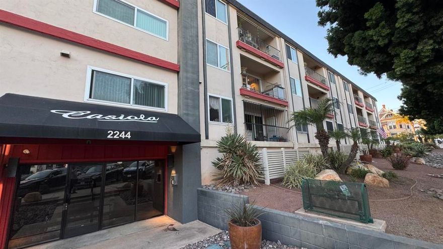 Are you looking to score an affordable 2 br/2 ba single-level condo in the middle of Bankers Hill? Check this one out! It has an open layout with large rooms, refreshed bathrooms, hardwood floors, and a private balcony! Located among the numerous Victorian classics in the area and it's only one block over from everyone's favorite, Hob Nob Hill Restaurant! The last sale in the complex was #17 and it closed for $762,000 in July! Amenities include the gated garage (with storage), community pool, spa, sauna, gym, and laundry facilities. The HOA fee includes cable/internet services, exterior maintenance & landscaping, termite control, trash pickup, sewer, and common area maintenance. Two domestic pets allowed too. Wow!