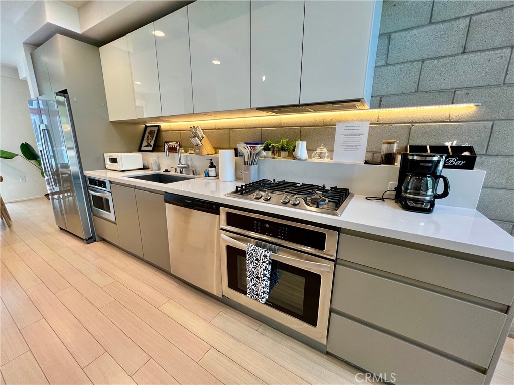 Properties 3 3450 Cahuenga Boulevard W 905
