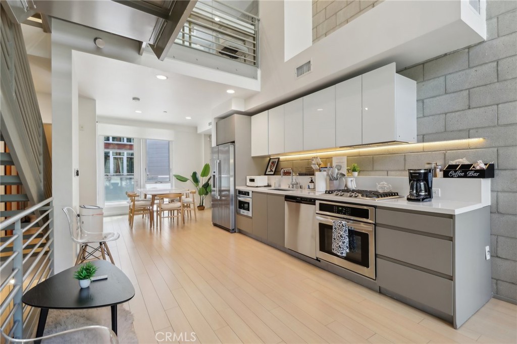 Properties 2 3450 Cahuenga Boulevard W 905
