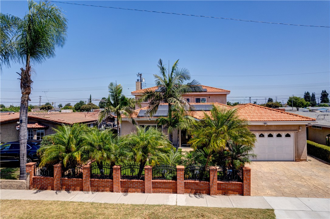 5901 Los Encinos