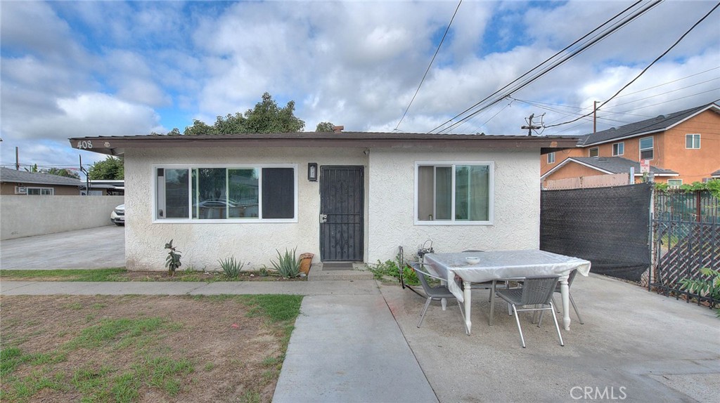 Charming Single-Story Home on a Spacious Lot in Santa Ana
Welcome to this beautifully renovated 2-bedroom, 1-bath single-story home, perfectly situated in the heart of Santa Ana. Freshly updated and move-in ready, this home offers comfort, style, and convenience. The property sits on a generous lot, providing plenty of outdoor space with endless possibilities—whether you’re looking to garden, expand, or simply enjoy outdoor gatherings. Located near shopping, dining, freeways, and all that Orange County has to offer, this home is ideal for first-time buyers, downsizers, or investors.
Don’t miss this opportunity—homes like this are in high demand and won’t last long!