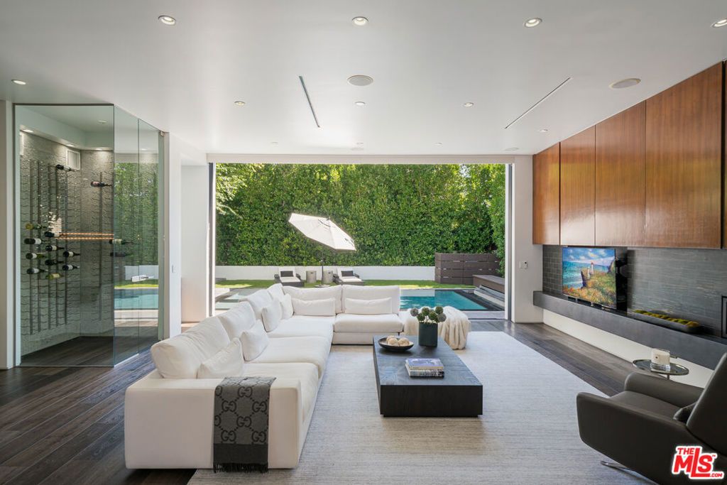 Photo of 128 S Almont Drive, Los Angeles, CA 90048 (MLS # 25579857)