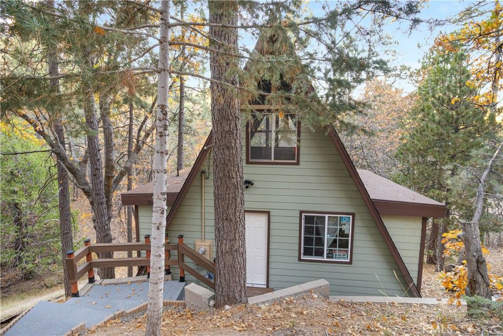 Photo of 32703 Tulip Lane, Arrowbear, CA 92382 (MLS # SR25278942)