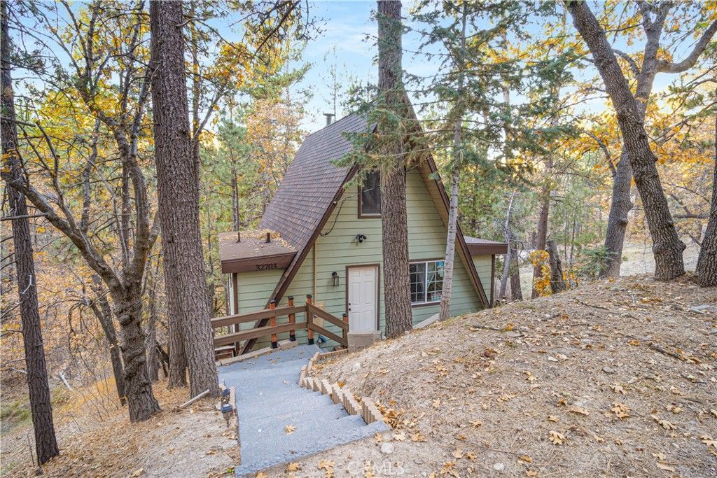 Photo of 32703 Tulip Lane, Arrowbear, CA 92382 (MLS # SR25278942)