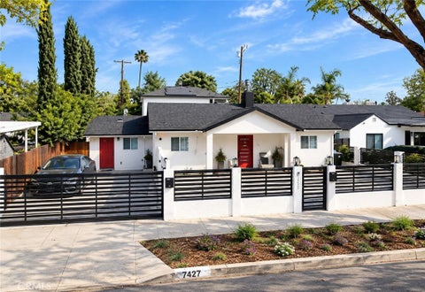Photo of 8218 ENCINO Avenue, Northridge, CA 91325 (MLS # SR26208348)