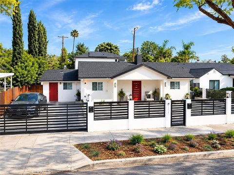Photo of 8218 ENCINO Avenue, Northridge, CA 91325 (MLS # SR26208348)