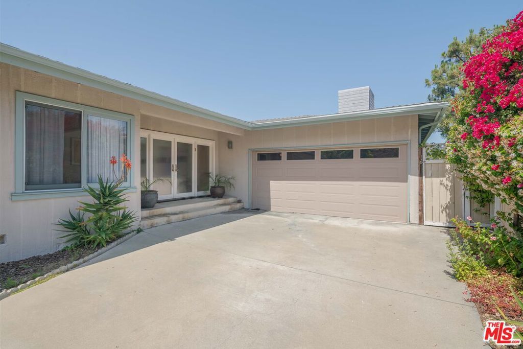 Photo of 2660 Byron Place, Los Angeles, CA 90046 (MLS # 25565007)