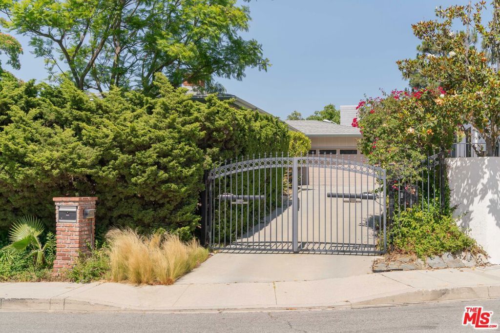 Photo of 2660 Byron Place, Los Angeles, CA 90046 (MLS # 25565007)