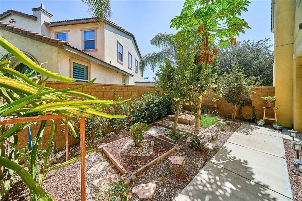 2782 E Thompson