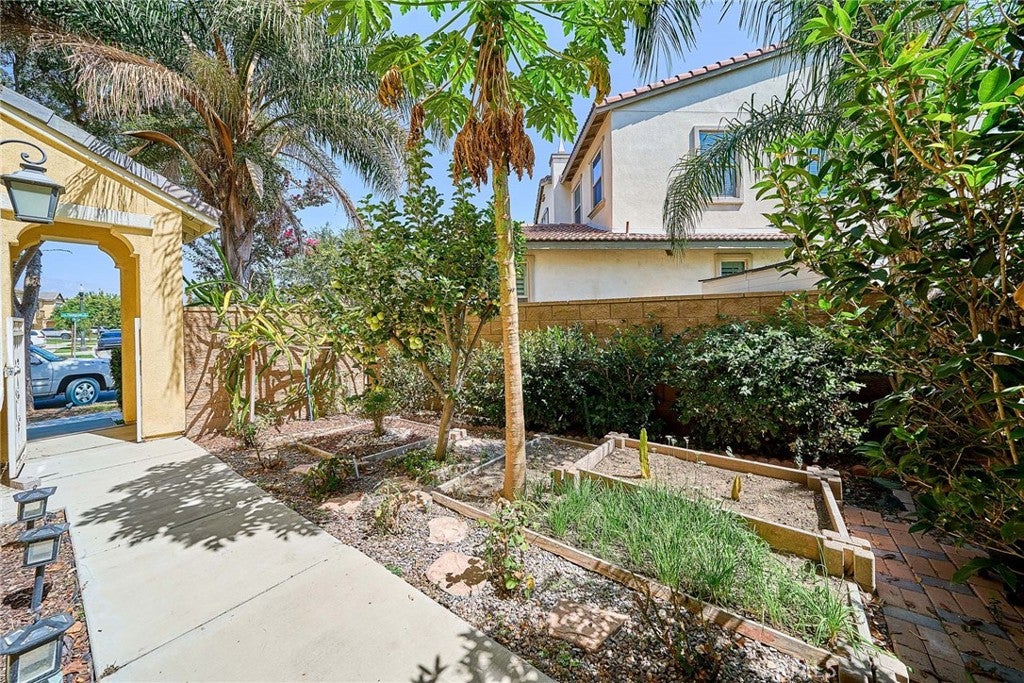 2782 E Thompson