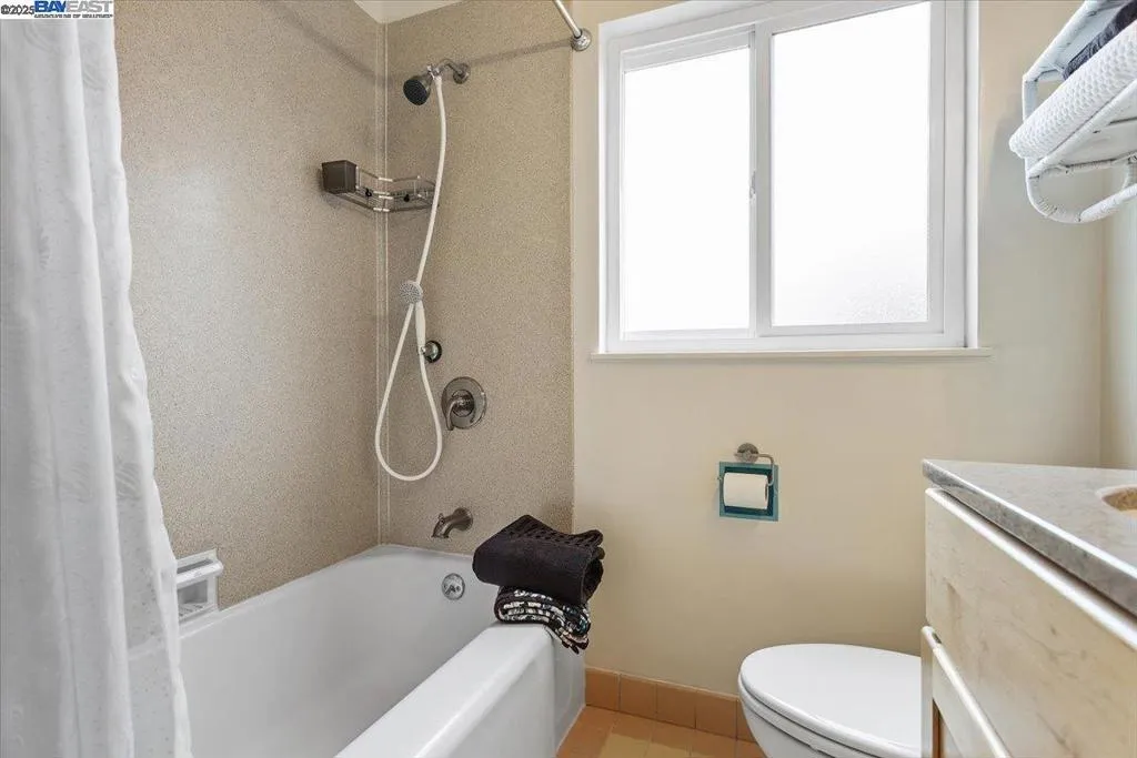 San Leandro, California 94577, United States, 2 Bedrooms Bedrooms, ,1 BathroomBathrooms,Residential,Pending,224693