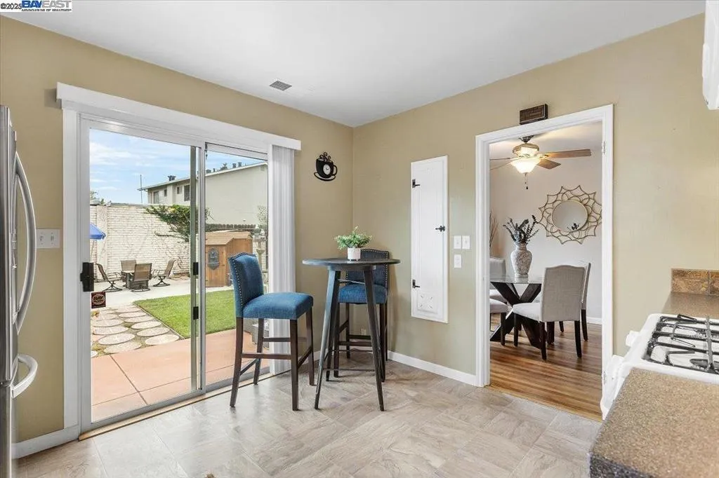 San Leandro, California 94577, United States, 2 Bedrooms Bedrooms, ,1 BathroomBathrooms,Residential,Pending,224693