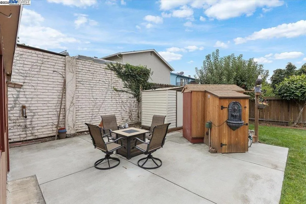 San Leandro, California 94577, United States, 2 Bedrooms Bedrooms, ,1 BathroomBathrooms,Residential,Pending,224693