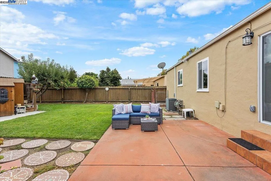 San Leandro, California 94577, United States, 2 Bedrooms Bedrooms, ,1 BathroomBathrooms,Residential,Pending,224693