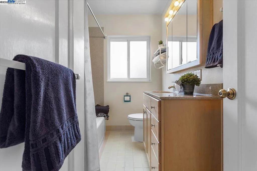 San Leandro, California 94577, United States, 2 Bedrooms Bedrooms, ,1 BathroomBathrooms,Residential,Pending,224693