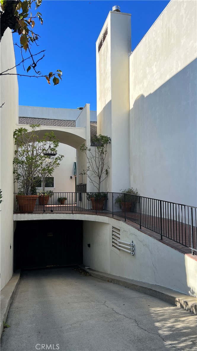 Freshly painted town house with brand new appliances. Located on a quiet tree-lined street. Open floor designed with living room and formal dinner room.Two bigger bedrooms with private bathroom on two different floors make it great privacy. 5 minutes walking to Century City Mall with many high-end shops and restaurants. 5 minutes drive to UCLA. Easy access to 405, 10 freeway.
Two cars parking space in the garage and free street parking. Living room balcony and rooftop deck make great additional space.
This property provides all for a real western life.