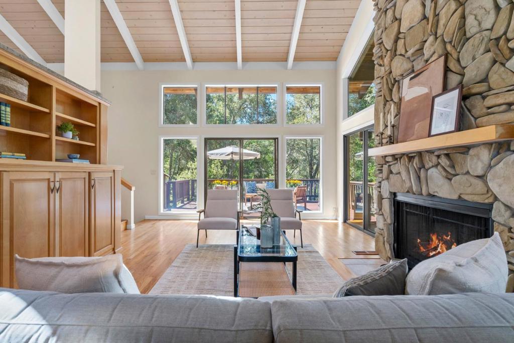 301 Canyon Oaks
