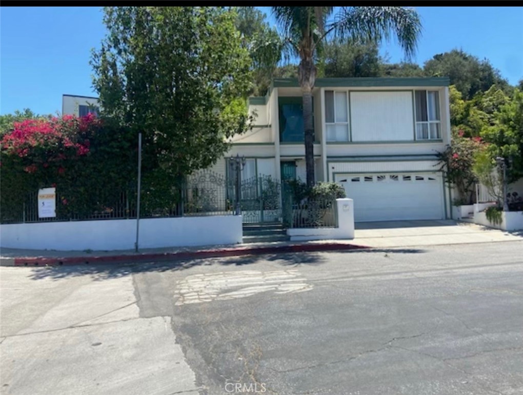 Beautiful gated Encino view home, South of the Blvd, 2 story 3 bedrooms, 2.75 bath. Light and bright, high ceiling, beautiful marble and hardwood floor, family room with storage space, formal dining room. Nice size yard with pool, kitchen opens to large family room and to the yard and pool, beautiful landscaping with the patio and city view. Lots of storage. Easy access to the west side. Close to shopping stores , restaurants and freeway.
Available August 1st.