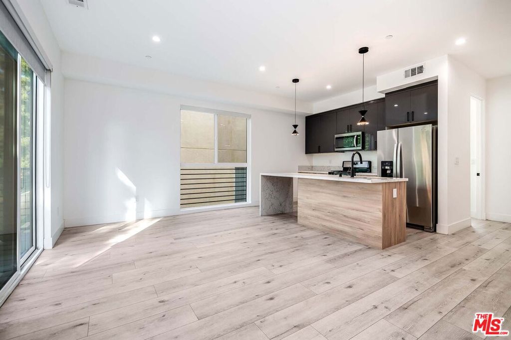 15330 Weddington Street