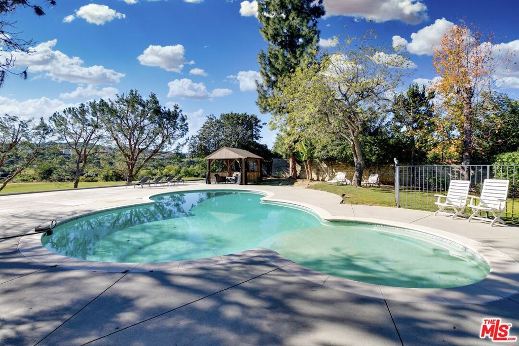 Photo of 18912 Pasadero Drive, Tarzana, CA 91356 (MLS # 26640075)