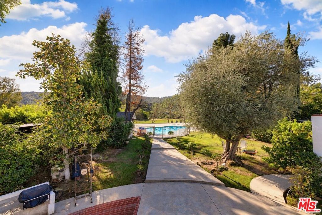 Photo of 18912 Pasadero Drive, Tarzana, CA 91356 (MLS # 26640075)