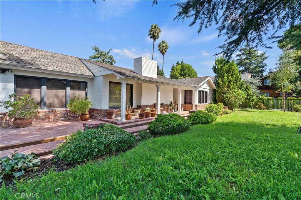 Photo of 23003 Mariano Street, Woodland Hills, CA 91367 (MLS # SR25203403)
