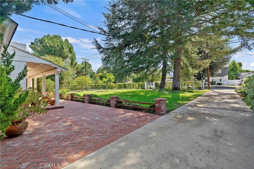 Photo of 23003 Mariano Street, Woodland Hills, CA 91367 (MLS # SR25203403)