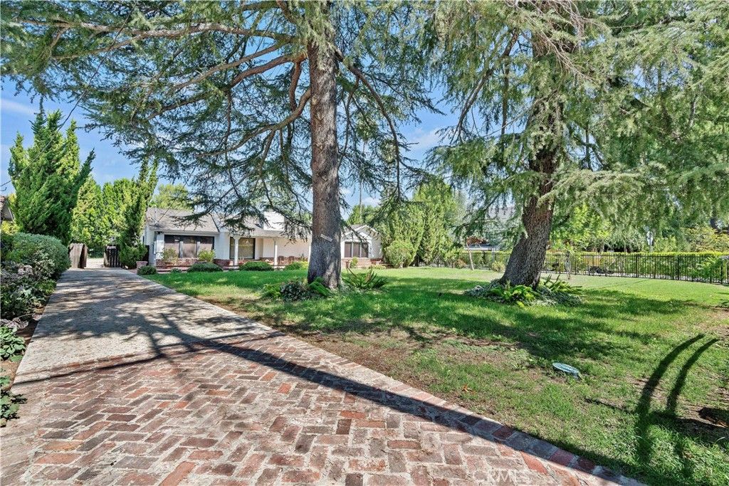 Photo of 23003 Mariano Street, Woodland Hills, CA 91367 (MLS # SR25203403)
