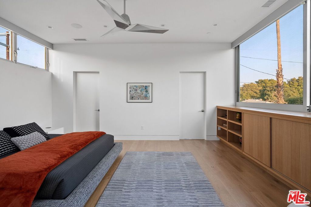 listing image 130726913778987317779