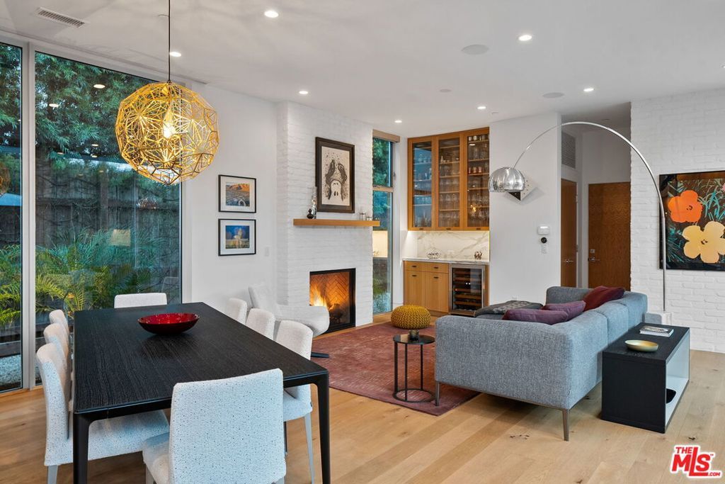 listing image 130725890253760464264