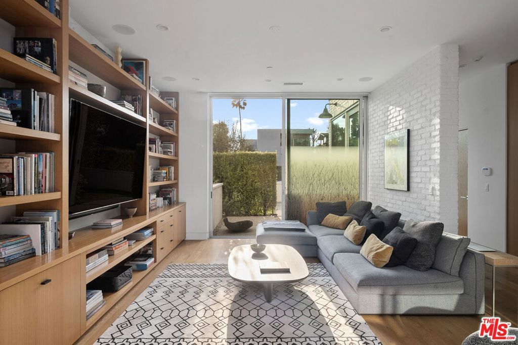 listing image 130725291084556607033