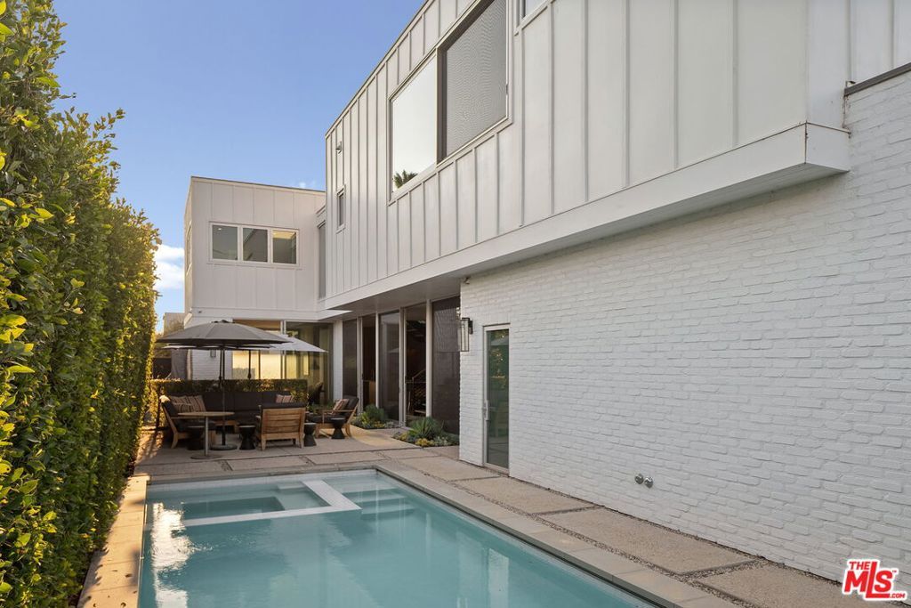 listing image 130729427915232589615