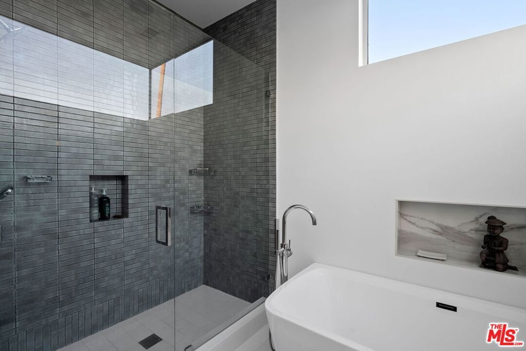 listing image 130728075165979345153