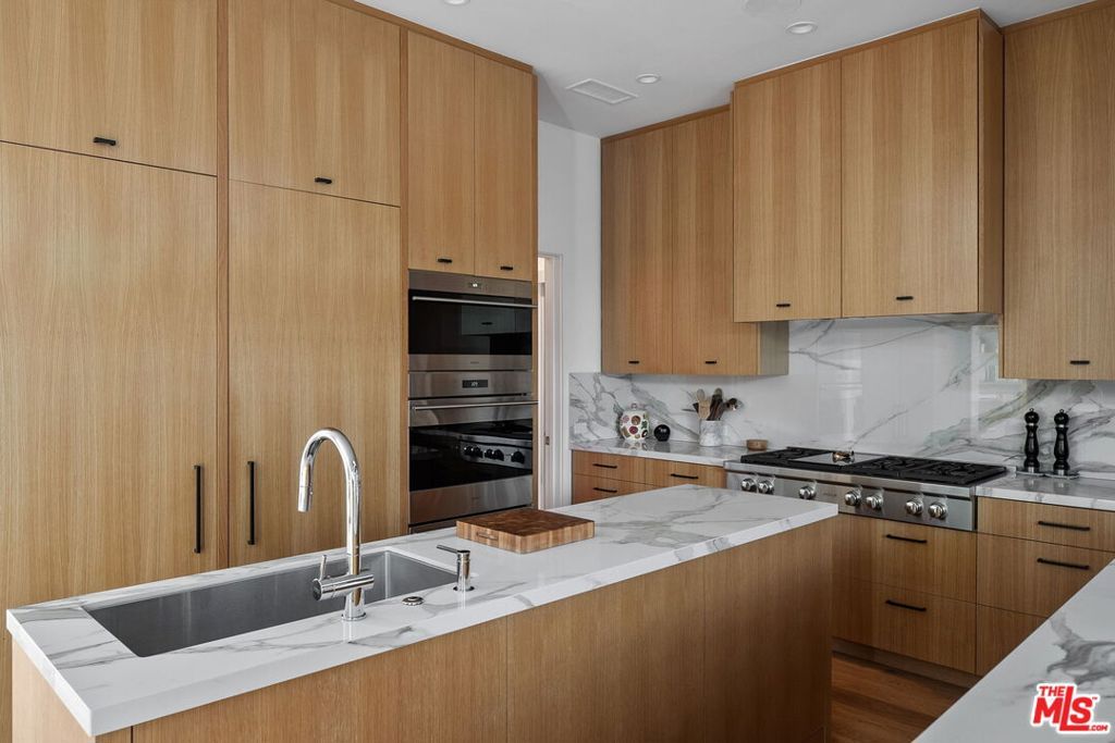 listing image 130720905799071981009