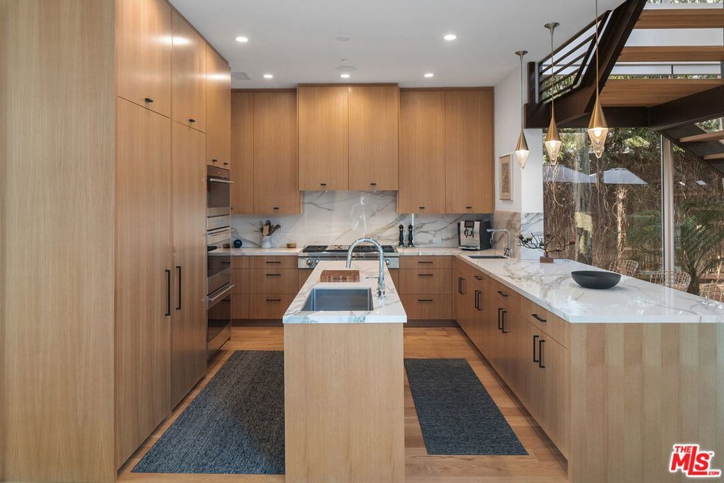 listing image 130728438051180643173