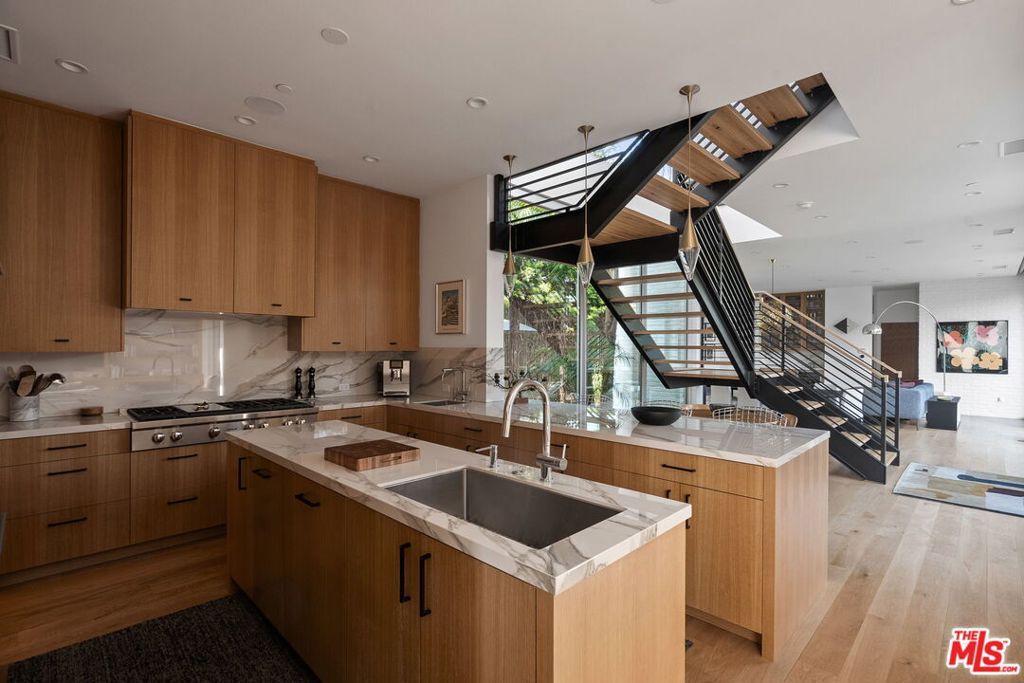 listing image 130728639474454765286